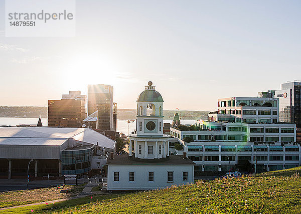 Alte Stadtuhr und Gebäude am Fuße des Citadel Hill  Halifax  Kanada