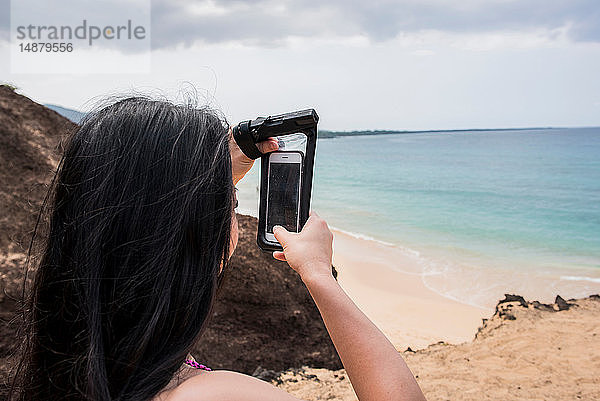 Frau beim Fotografieren am Strand  Makena Beach  Maui  Hawaii