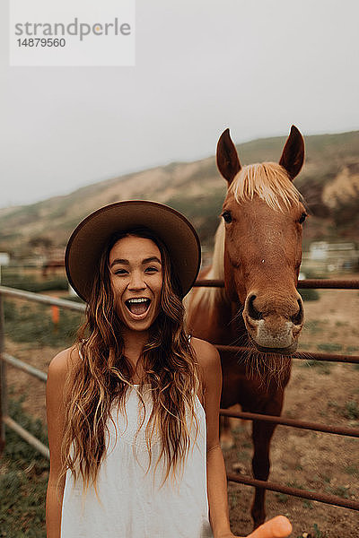 Junge Frau mit Filzhut neben Pferd  Porträt  Jalama  Kalifornien  USA
