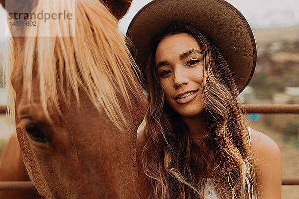 Junge Frau mit Filzhut neben Pferd  Nahaufnahme-Portrait  Jalama  Kalifornien  USA