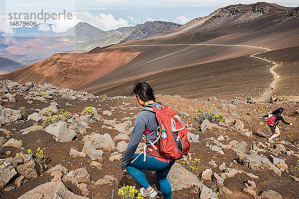 Wanderer auf Wanderweg  Haleakala-Nationalpark  Maui  Hawaii