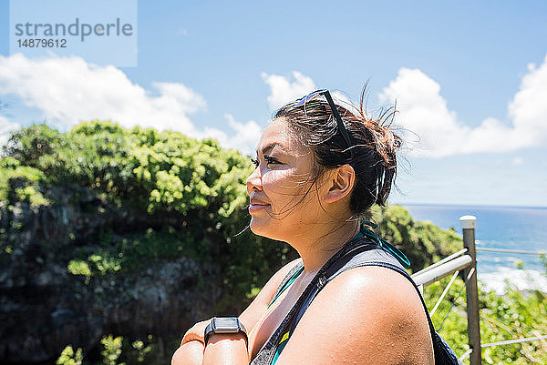 Wanderer an der Küste des Waipipi Trail  Maui  Hawaii