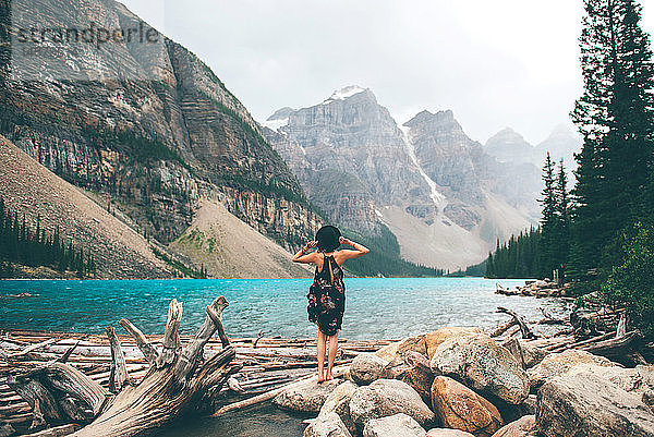 Frau genießt Aussicht  Moraine Lake  Banff  Kanada