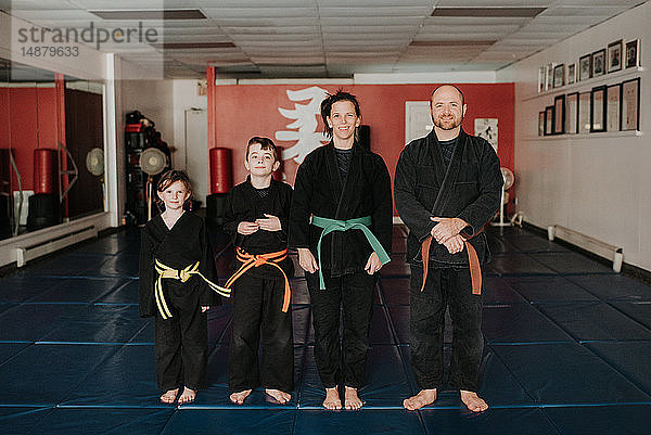 Trainer und Schüler posieren im Kampfkunststudio