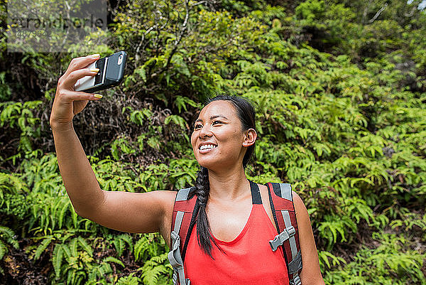 Wanderer bei der Selbstfindung im Regenwald  Iao Valley  Maui  Hawaii