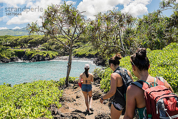 Wanderer auf Wanderweg  Waianapanapa State Park  Maui  Hawaii