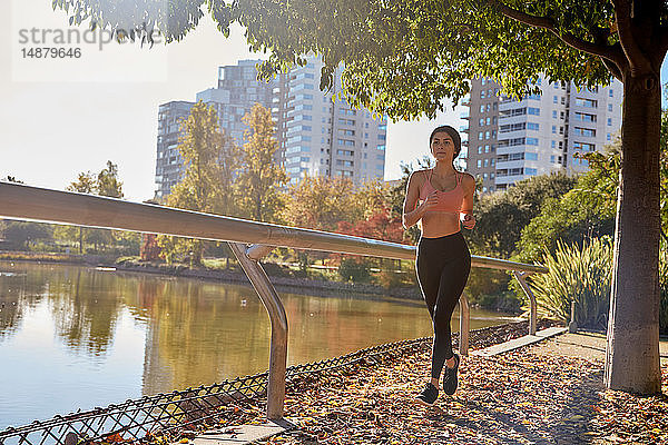 Frau joggt im Stadtpark  Barcelona  Katalonien  Spanien