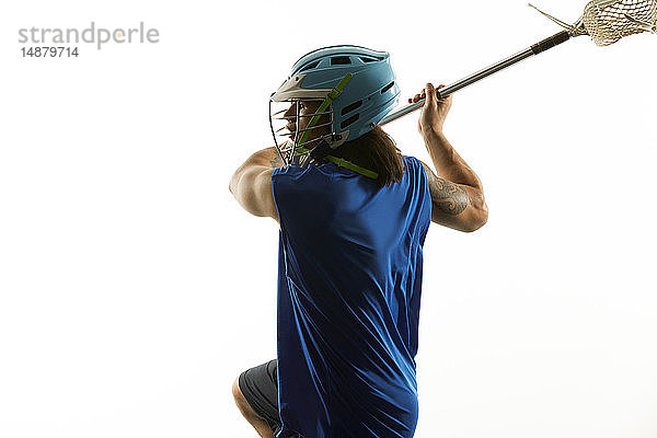 Mann modelliert Lacrosse-Helm und -Stock
