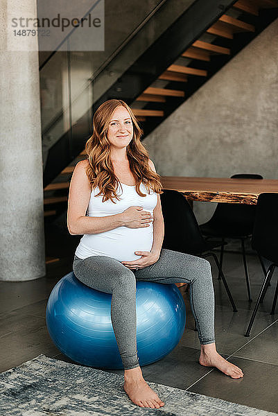 Schwangere Frau auf dem Gymnastikball