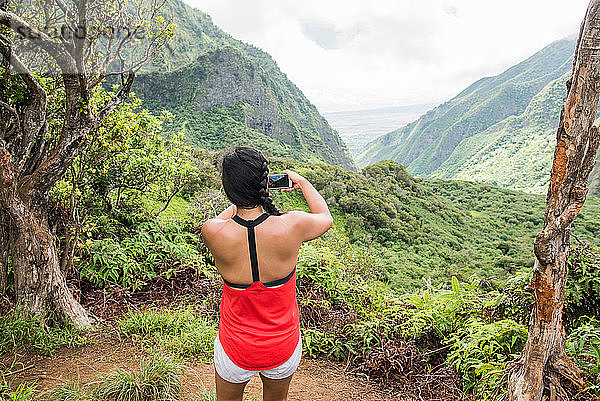 Wanderer fotografiert den Regenwald  Iao Valley  Maui  Hawaii