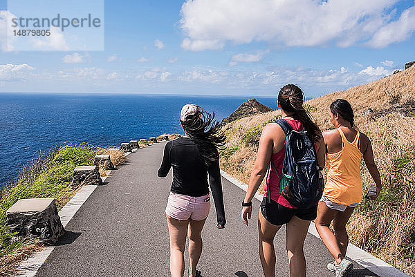 Freunde beim Wandern  Lanikai Beach  Oahu  Hawaii
