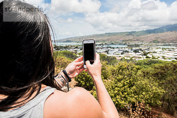 Wanderer fotografiert die Stadt Halona Beach  Oahu  Hawaii