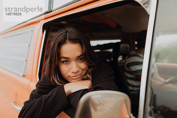 Junge Frau schaut aus dem Fenster eines Wohnmobils  Porträt  Jalama  Kalifornien  USA