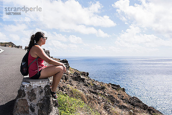 Wanderer auf Steinmauer mit Blick aufs Meer  Makapuu'u  Oahu  Hawaii