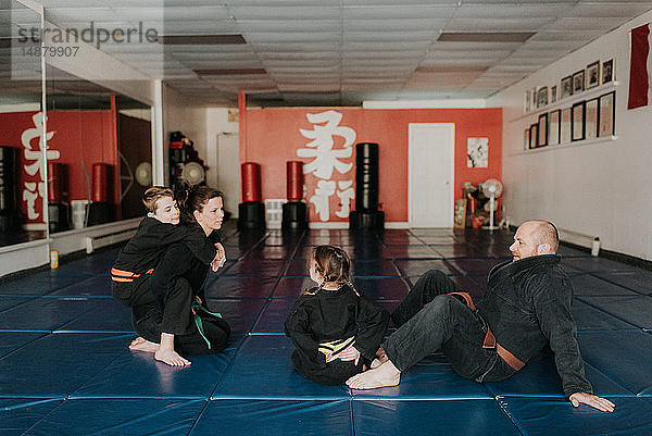 Trainer und Schüler ruhen sich im Kampfkunststudio aus