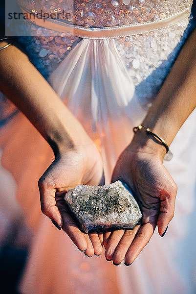 Braut mit Quarzkristall  mittlerer Abschnitt