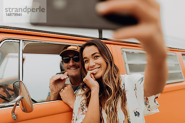 Junges Paar auf Roadtrip im Wohnmobil mit Smartphone-Selfie  Porträt  Jalama  Kalifornien  USA