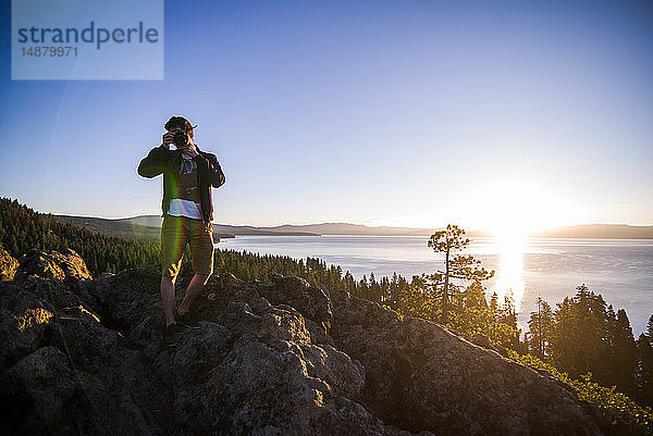 Mann fotografiert bei Sonnenaufgang  Lake Tahoe  Tahoe City  Kalifornien  Vereinigte Staaten