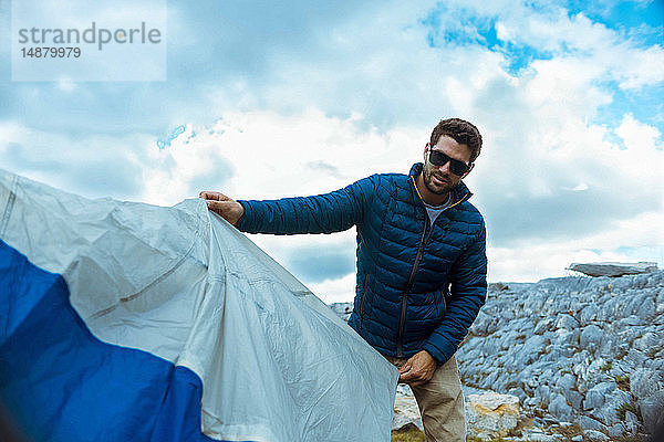 Wanderer  der sein Lager aufschlägt  Mineral King  Kalifornien  Vereinigte Staaten