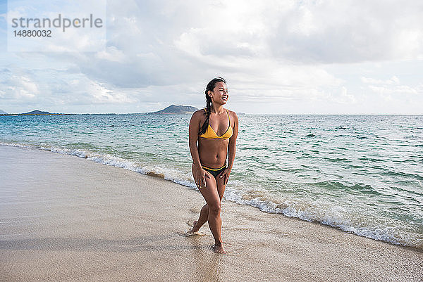Frau im Bikini  Lanikai Beach  Oahu  Hawaii