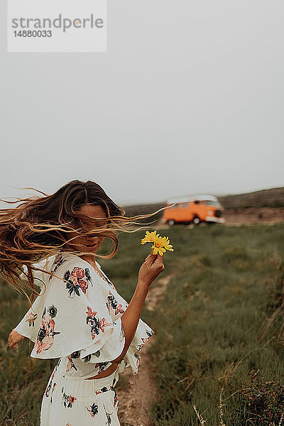 Junge Frau mit tanzenden Wildblumen an der Küste  Jalama  Kalifornien  USA