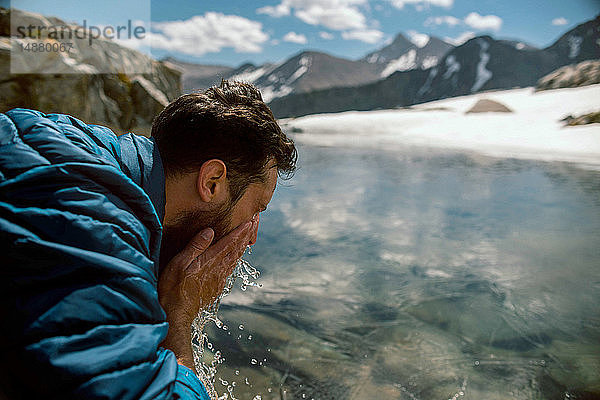 Wanderer erfrischt sich am See  Mineral King  Kalifornien  Vereinigte Staaten