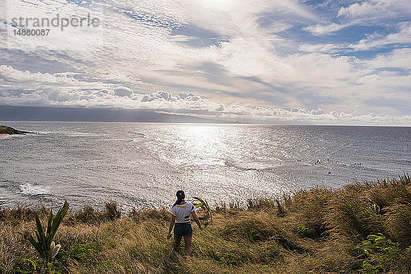 Frau schaut aufs Meer  Strand von Hookipa  Maui  Hawaii
