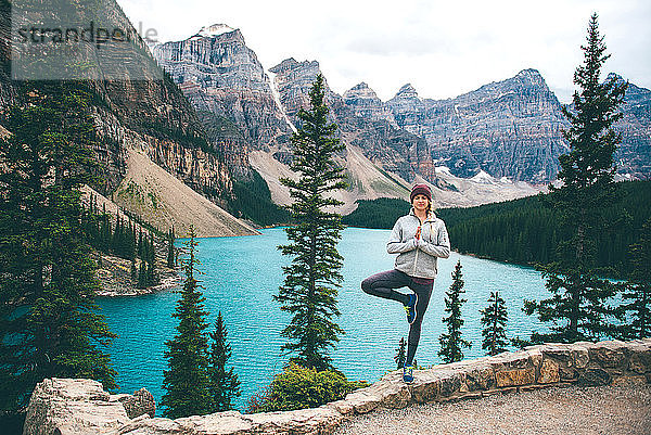 Frau praktiziert Yoga  Moraine Lake  Banff  Kanada
