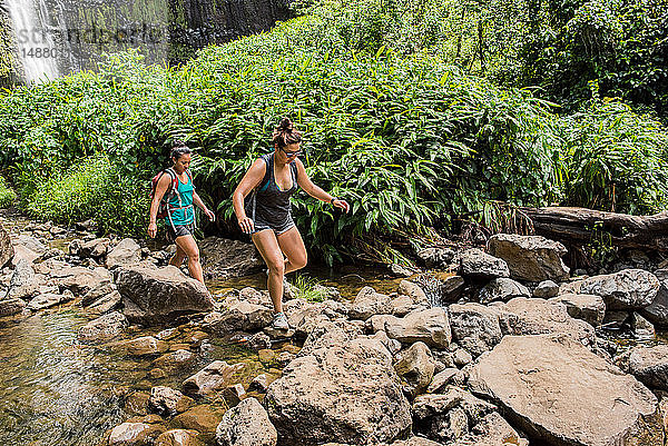 Wanderer überqueren Bach  Waipipi Trail  Maui  Hawaii