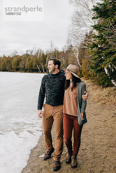Paar beim Spaziergang am Rand eines Schneefeldes  Tobermory  Kanada