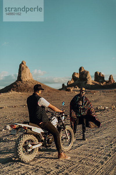 Motorradfreunde im Gespräch auf Feldwegen  Trona Pinnacles  Kalifornien  USA