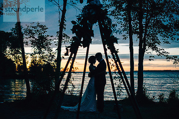 Romantisches Brautpaar am Seeufer in der Abenddämmerung  Ontariosee  Toronto  Kanada