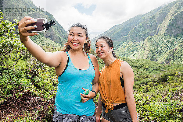 Wanderer bei der Selbsthilfe im Regenwald  Iao Valley  Maui  Hawaii