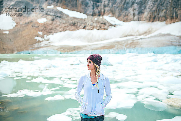 Frau genießt Aussicht am See  Jasper  Kanada