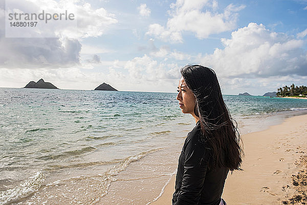Frau schaut aufs Meer hinaus  Lanikai Beach  Oahu  Hawaii