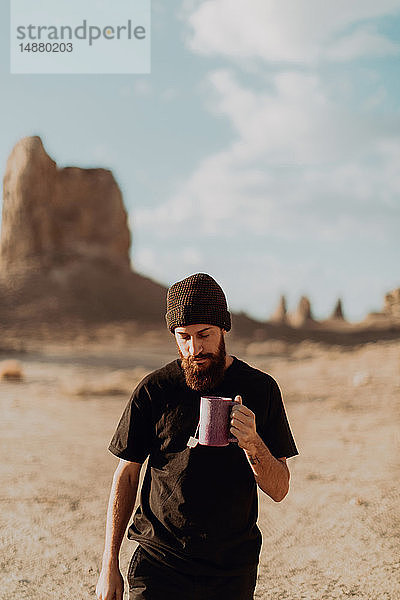 Mann mit Teebecher in der Wüste  Trona Pinnacles  Kalifornien  USA