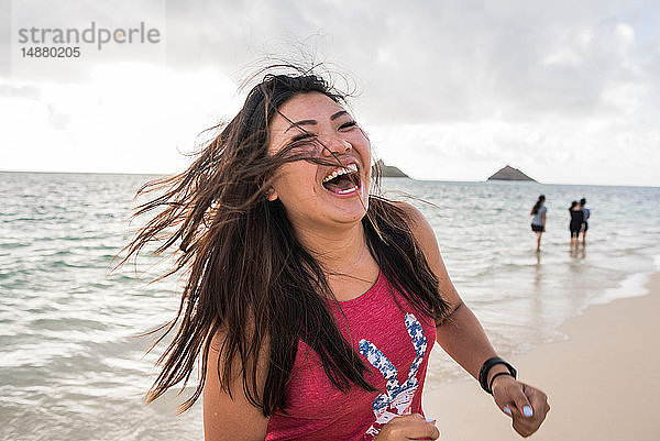 Frau mit schwingenden Haaren  Lanikai Beach  Oahu  Hawaii