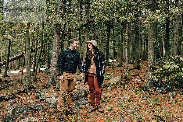 Paar wandert im Wald  Tobermory  Kanada