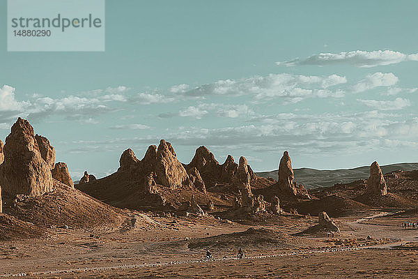 Motorradfahrer in der Wüste  Trona Pinnacles  Kalifornien  USA