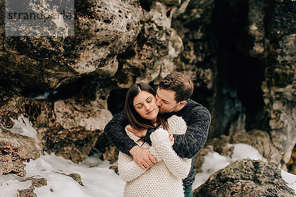 Paar  das sich neben einer Felswand umarmt  Tobermory  Kanada