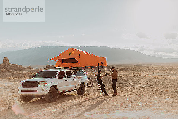 Motorradfreunde machen Pause neben Geländewagen  Trona Pinnacles  Kalifornien  USA