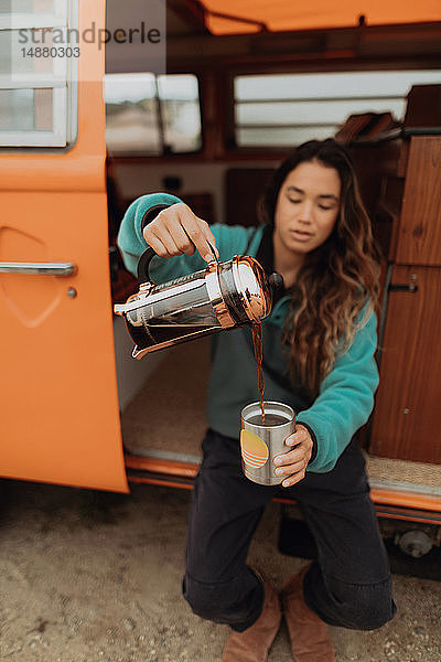 Junge Frau gießt Kaffee im Wohnmobil aus  Jalama  Kalifornien  USA