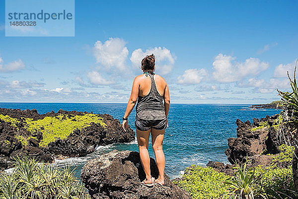 Frau schaut aufs Meer  Waianapanapa State Park  Maui  Hawaii