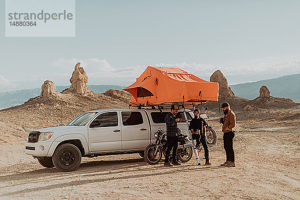 Motorradfreunde machen Pause neben Geländewagen  Trona Pinnacles  Kalifornien  USA