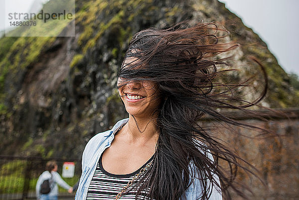 Frau mit windgepeitschtem Haar  Nu'uanu Pali Lookout  Oahu  Hawaii