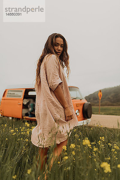 Junge Frau im Rückblick im gelben Wildblumenfeld  Porträt  Jalama  Kalifornien  USA