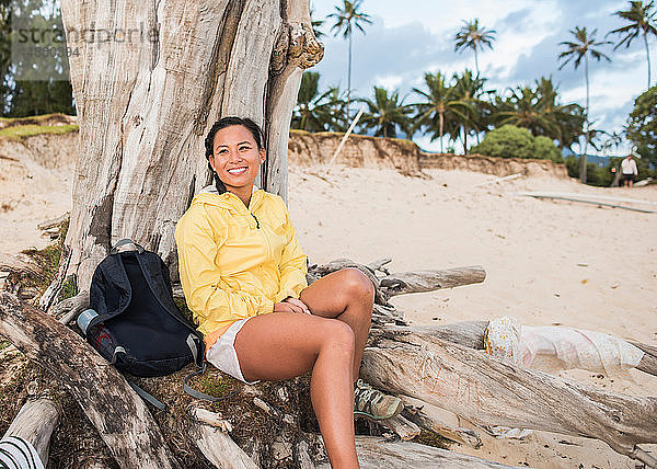 Frau entspannt sich am alten Baumstamm  Kailua Beach  Oahu  Hawaii