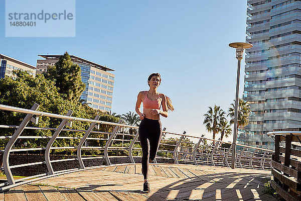 Frau joggt im Stadtpark  Barcelona  Katalonien  Spanien