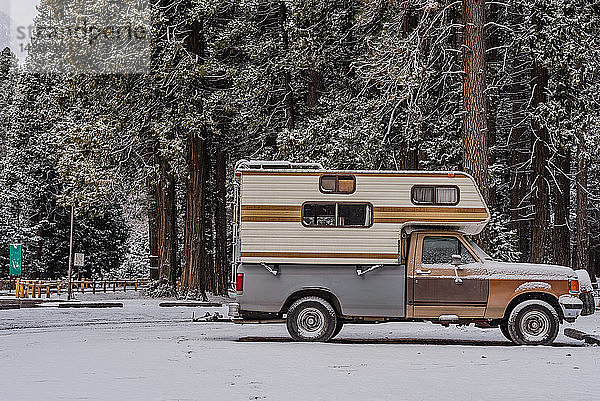 Wohnmobil auf schneebedecktem Boden geparkt  Yosemite National Park  Kalifornien  USA