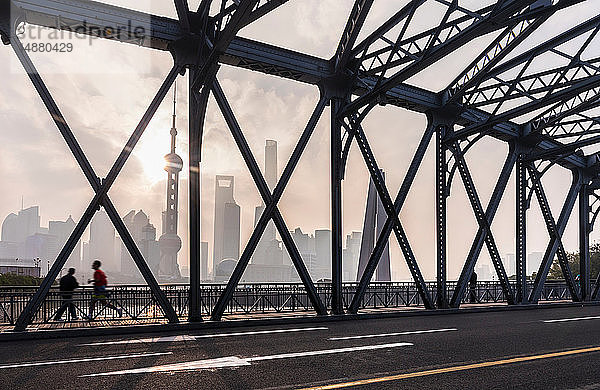 Waibaidu-Brücke und Pudong-Skyline  Shanghai  China